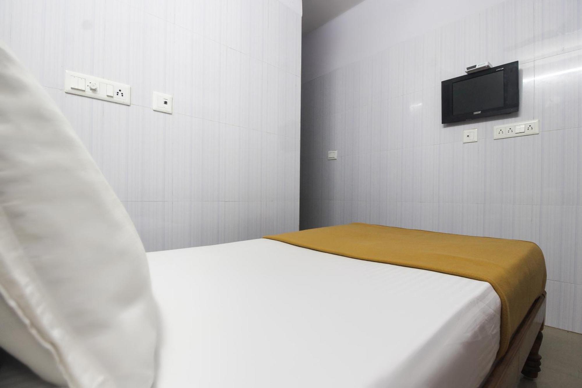 Hotel O Jks Deluxe Lodge Udaiyarpalaiyam Eksteriør billede
