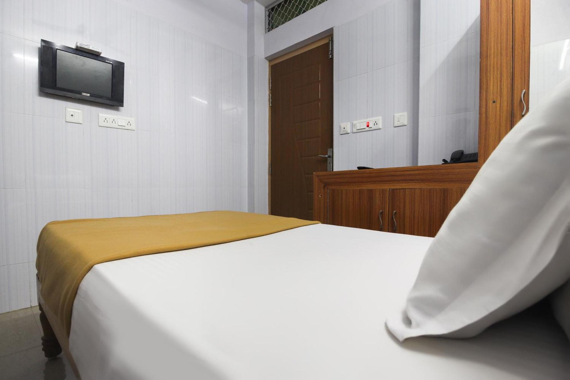 Hotel O Jks Deluxe Lodge Udaiyarpalaiyam Eksteriør billede